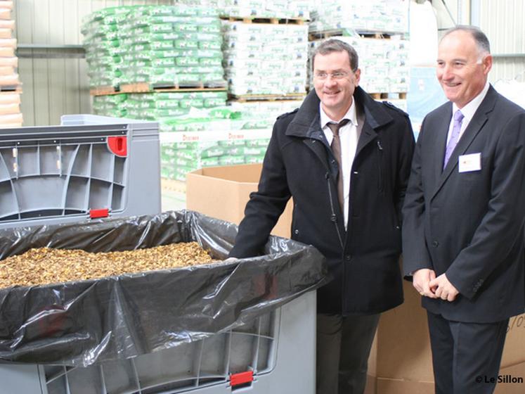 file-Depuis la mi-novembre, Sud-Ouest Aliment assure sa propre production d'aliments floconnés. «On peut proposer une large gamme de formules alimentaires», explique Jean-Pierre Brethous, directeur commercial de la structure (à  droite). Â© Le Sillon