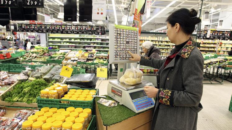 file-Les enseignes se concurrencent entre elles en comprimant au maximum leur marge sur certains produits de marque nationale, compensant ces pertes sur d’autres produits où les consommateurs ont moins de repères prix (produits frais par exemple).