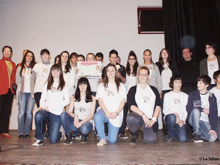 file-Lauréats du concours avec « La star est dans le pré », les élèves du collège des Luys à Amou, dans les Landes, arboraient fièrement un T-shirt orné à l'effigie de Céleste, la vache héroine de leur BD. © Le Sillon