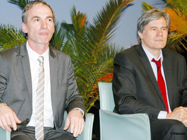 file-Les annonces de Stéphane Le Foll (à  droite aux côtés du président de la FNPL Thierry Roquefeuil) ont reçu un accueil glacial de la part des producteurs laitiers.