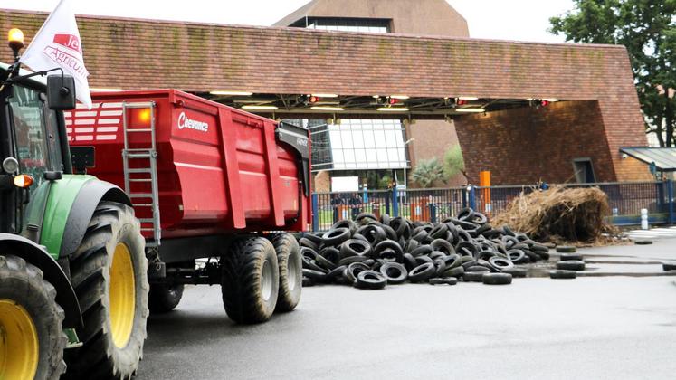 file-Dimanche 10 juin, les Jeunes Agriculteurs Pyrénées-Atlantiques ont lancé le mouvement national en bloquant l’entrée du siège Total de Pau (64).