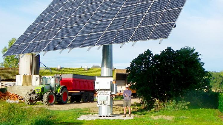 file-Avec son suivi bi-axes sur mât, le tracker installé sur la Ferme Campet cherche le rayonnement maximum en restant perpendiculaire aux rayons du soleil. Photo G. D. - Le Sillon