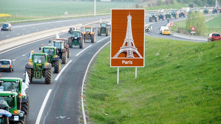 file-Démonstration de force du réseau FNSEA-JA, un impressionnant cortège de tracteurs a rejoint Paris en tout début de matinée.