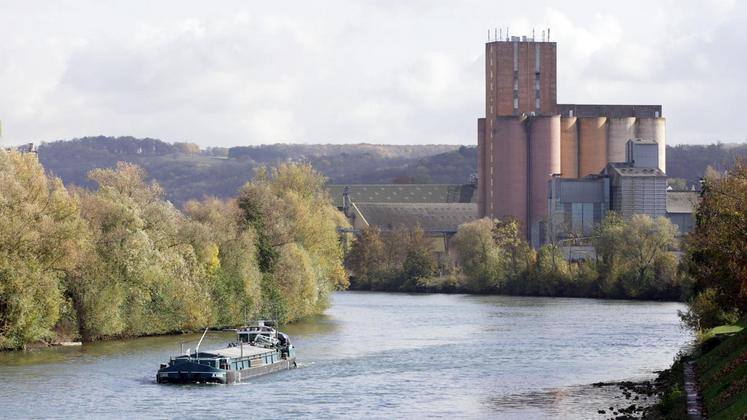 file-Le transport des céréales s’effectue essentiellement par camion, mais 13% des volumes sont concernés par le train et 10% par la péniche.