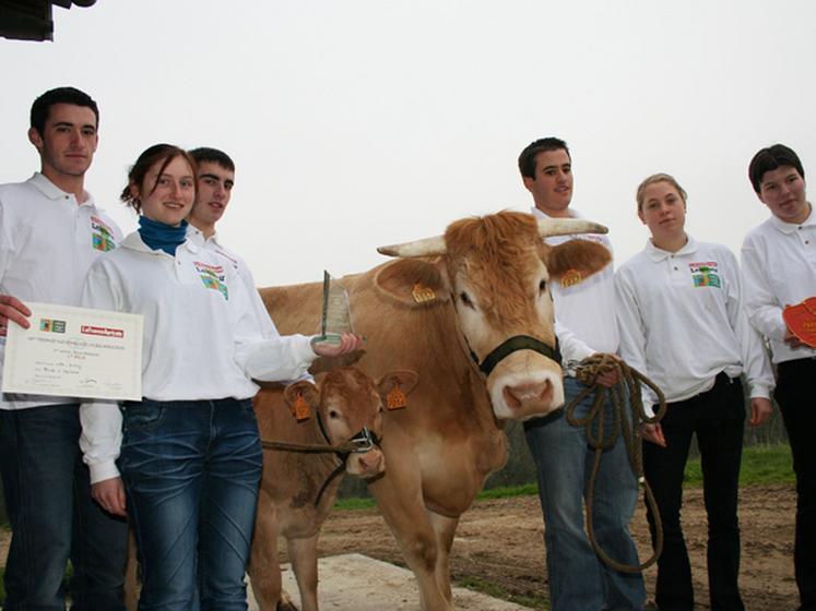 file-Aurore Brutails, Laurie Perino, Là¦titia Fabères, Quentin Hauriau, Rémi Damestoy et Paul Dussau ont remporté le trophée national des lycées agricoles, catégorie "races allaitantes" en présentant Canelle et son veau Féria. Â© Le Sillon