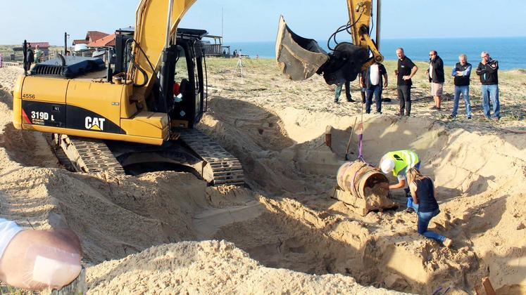 file-Les treize barriques (10 de rouge et 3 de blanc) ont passé six mois ensevelies sous le sable de Messanges. Rapatriées vers la cave de Geaune, elles seront mises en bouteille cette fin octobre sous l’étiquette cuvée “Expérience”.