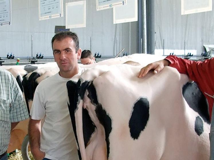 file-Pascal Besson (à  gauche) et Jean-Louis Lafon (au centre), comme trois autres éleveurs du Cantal, ont préféré participer aux concours d'Aquitanima plutôt que ceux du national qui se tenait, cette année, aux mêmes dates. Â© Le Sillon/B. L.