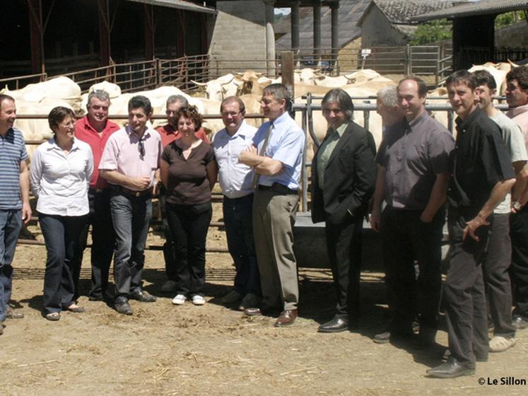 file-Outre le préfet F.- X. Ceccaldi, des élus locaux étaient présents à  ces visites chez Hounieu à  Coarraze puis chez Cassou (photo ci-dessus) à  Lannecaube, autour des présidents Henri Bies-Péré (FDSEA) et Gilles Ladaurade (JA).