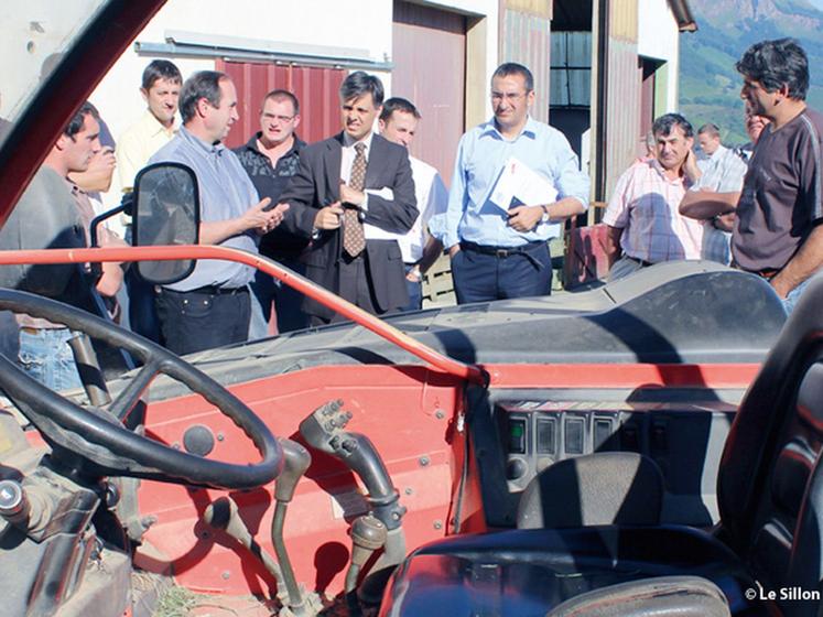 file-Chez Jean-Claude Iribaren (à  droite), Patrick Etchegaray explique à  M. Beffre les spécificités de l'agriculture de montagne, laquelle requiert des équipements adaptés, tels que l'auto-faucheuse pour l'exploitation des prairies en forte pe