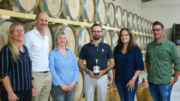 file-Aurélien Laye présente le whisky Veuve Goudoulin aux côtés (de gauche à droite) de Fanny, du propriétaire Michel Miclo, Sandrine, Catherine et Nicolas, le graphiste de la bouteille. © G. Castagna