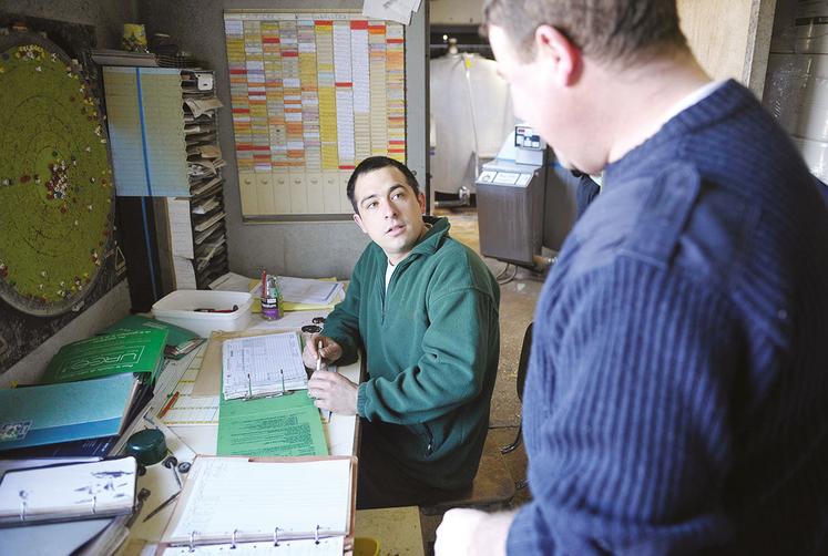 Un employeur agricole reçoit son salarié dans un bureau