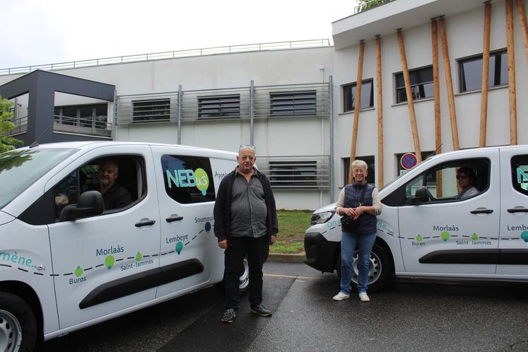 Deux chauffeurs Nebus posent devant leurs véhicules