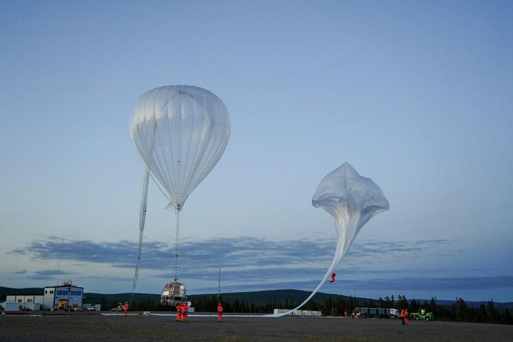 Lâcher de ballons du Centre national d'études spatiales (CNES) à Aire-sur-l'Adour