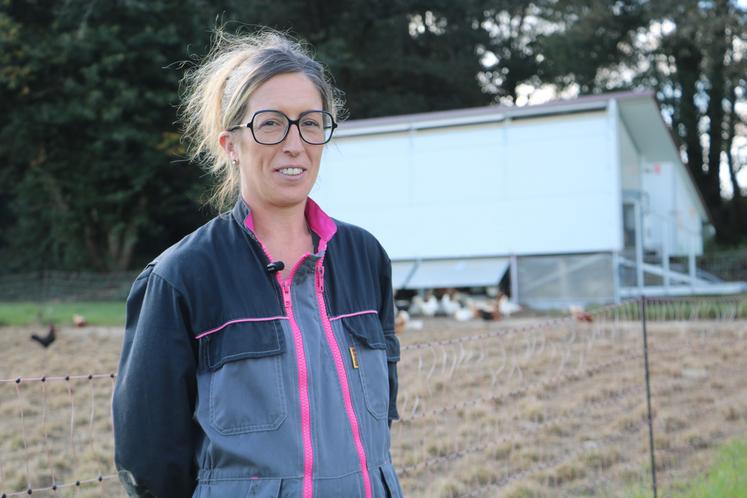 Cécile Liquet devant un parc et une cabane mobile