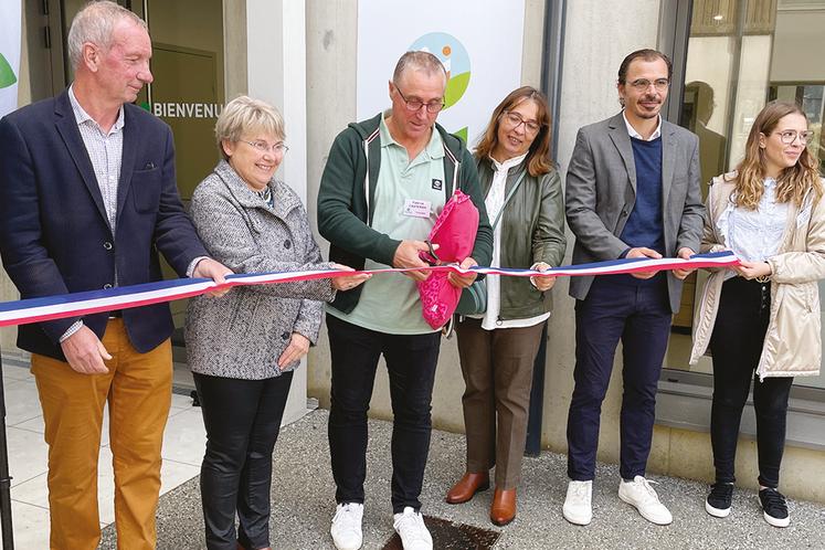 les officiels coupent le ruban