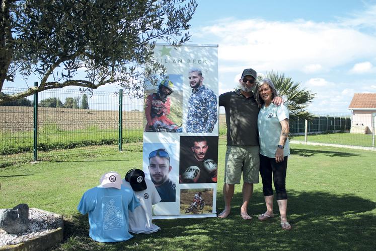 Véronique et Éric Beck, fondateurs de l’association Dernière Demeure avec la nouvelle gamme de vêtements inspirée de leur fils Lilian décédé à 22 ans
