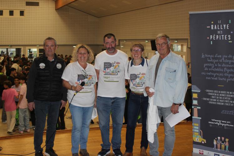 5 organisateurs posent sur une scène à Haut-Mauco