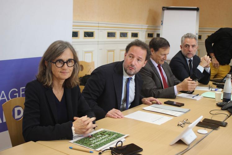 Le préfet des Landes, Gilles Clavreul (au centre), et la directrice de la Draaf de Nouvelle-Aquitaine, Virginie Alavoine (au premier plan)