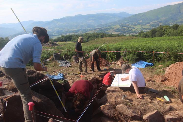 Des archéologues réalisent des fouilles