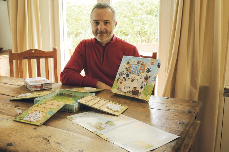 Vincent Miramon présentant son nouveau jeu de société SaÏ Sas sur la conduite des troupeaux