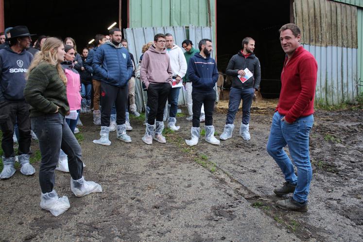 Baptiste Moulimous présente son exploitation aux étudiants en BPREA