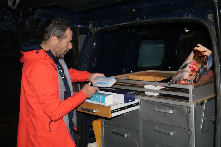 Avant le lever du jour, Franklin Candelli prépare ses vaccins au coffre de sa voiture.