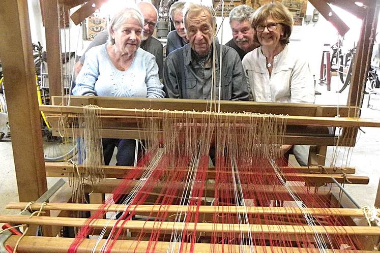 Hans Mai, son épouse et les membres de l’Arasclet derrière un métier à tisser