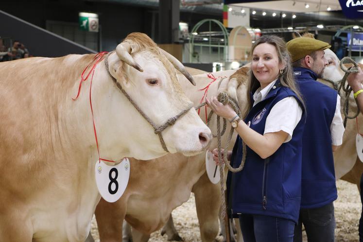 Une éleveuse et son bovin durant le CGA