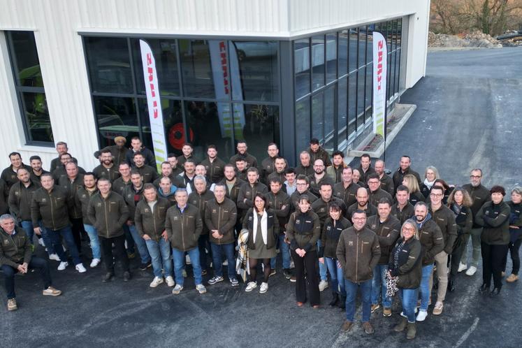 Les salariés de Grabé-Bidau devant le showroom