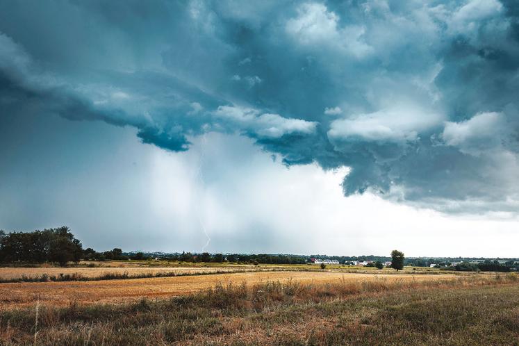 Un orage au dessus d’un paysage de campagne
