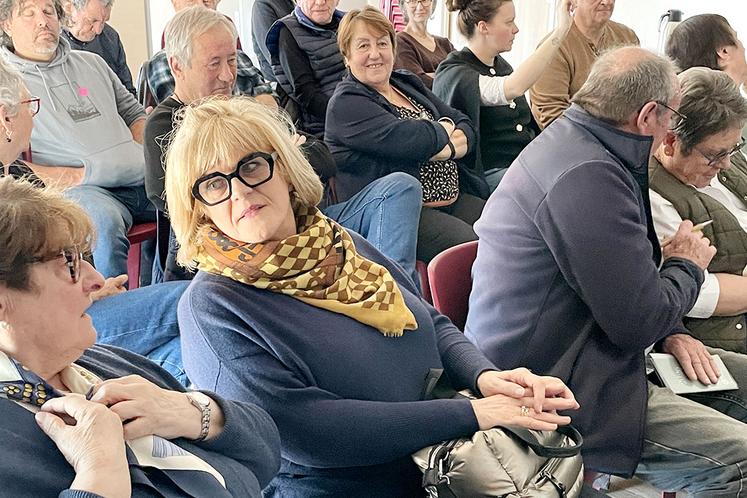 Des élus béarnais dans la salle du Domaine de Coulomne