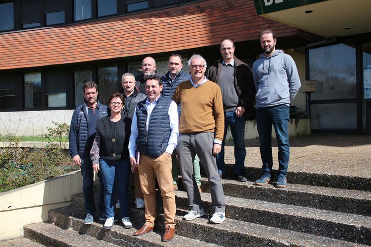 Le nouveau bureau sur les marches de la maison de l'agriculture
