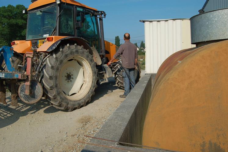 Un exploitant fait le plein de GNR