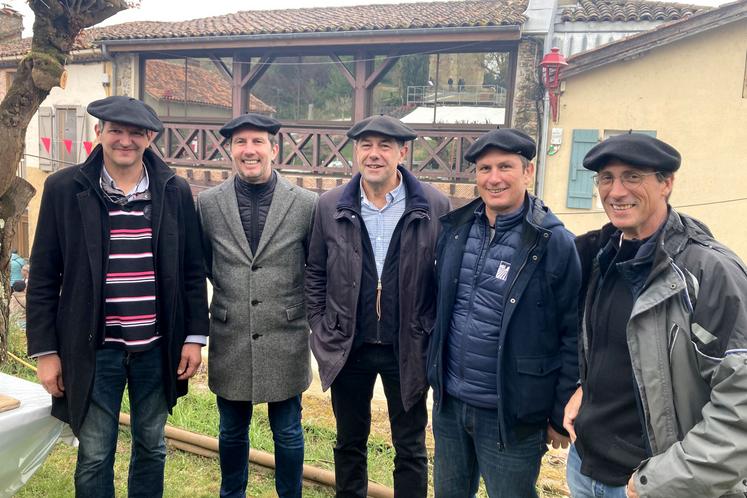 Les administrateurs des structures posent avec leur béret