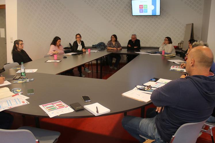 Inspectrice du travail, infirmières de la MSA, employeurs et membres des associations organisatrices autour d'une table
