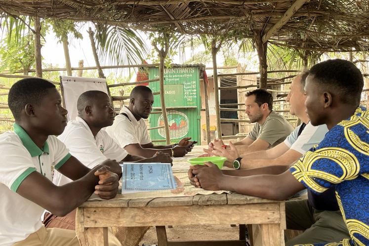 Des représentants de l'AFDI 40 avec des membres d'une école de l'AJAM à Lakossa, autour d'une table.