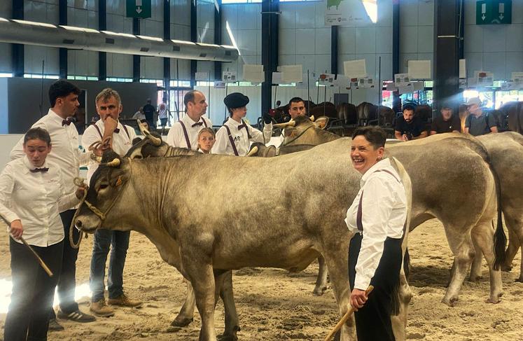 Des éleveurs et leurs bazadaises au SANA