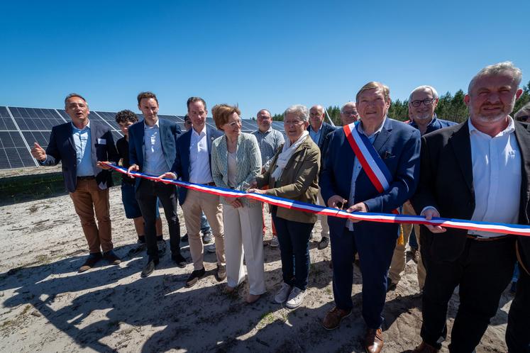 Les officiels coupent le ruban inaugural devant la centrale photovoltaïque