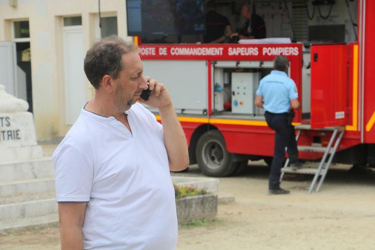 Arnaud Tachon au téléphone devant le PC sécurité