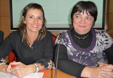 file-Sylvie Lafourcade, présidente de la commission agricultrices de la FRSEA Aquitaine (à  droite), a expliqué le contenu de cette enquête à  son homologue espagnole, Miren Sanz, présidente de l'association AMUR.