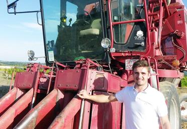 file-Après le ramassage à la main, Johan de Wit a piloté son tout nouveau coton picker pour la seconde récolte gersoise. La machine, achetée en Andalousie, a ramassé les 4 hectares de l’exploitation à la mi-octobre.