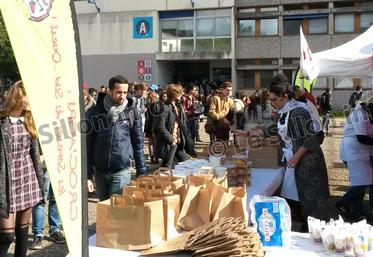 file-Pour cette quatrième édition de Croc’Agri, destiné à promouvoir l’agriculture locale, les JA d’Aquitaine ont investi ce jeudi 15 octobre le campus de la faculté de Bordeaux.