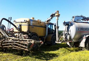 file-Depuis plus de dix ans, la CUMA départementale des Landes s’est orientée vers l’enfouissement des effluents, procédé actuellement sous les feux des projecteurs en raison des mesures de lutte contre l’influenza aviaire.