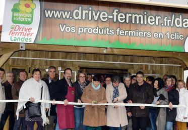 file-Le chalet en pin des Landes installé à l’arrière du bâtiment du centre de gestion CER et de la Chambre d’agriculture à Yzosse a été inauguré jeudi 31 mars sous une pluie battante. C’est là que les clients viendront retirer leurs commandes.