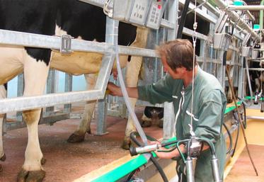 file-En France, le prix du lait payé aux éleveurs n’est pas suffisamment rémunérateur pour rendre la profession attractive auprès des jeunes.