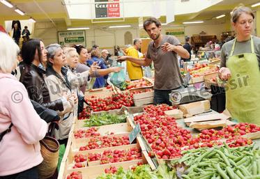 file-Les ménages français ont continué à consommer cette fin d’année, soutenant la croissance. L’année 2016 devrait confirmer cette tendance.