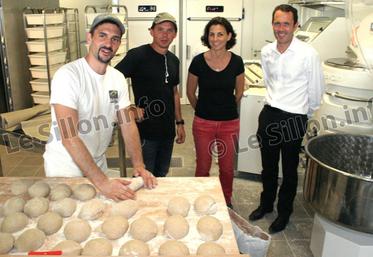 file-La marque de boulangerie franchisée Ange adhère à la démarche Agri-éthique. Franck Sarrau (au premier plan) a ainsi accepté d’être le dernier jalon d’un dispositif que l’on pourrait qualifier d’équitable.