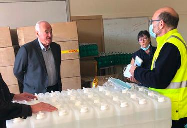 file-Le président du conseil départemental des Pyrénées-Atlantiques, Jean-Jacques Lasserre, a réceptionné la précieuse cargaison de gel hydro-alcoolique.