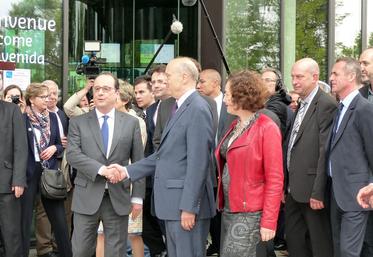 file-Le Président de la République, François Hollande, a inauguré la Cité du Vin le 30 mai dernier, en présence du maire de Bordeaux, Alain Juppé, et du président du Comité interprofessionnel du vin de Bordeaux, Bernard Farges.