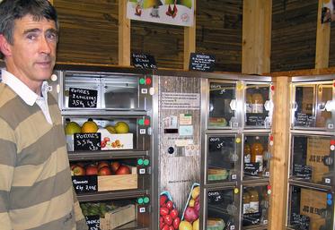 file-Jean-François Tortel a inauguré un nouveau mode de vente de ses fruits produits sur son exploitation: le distributeur automatique. La formule semble appréciée des clients qui demandent d’autres produits fermiers.